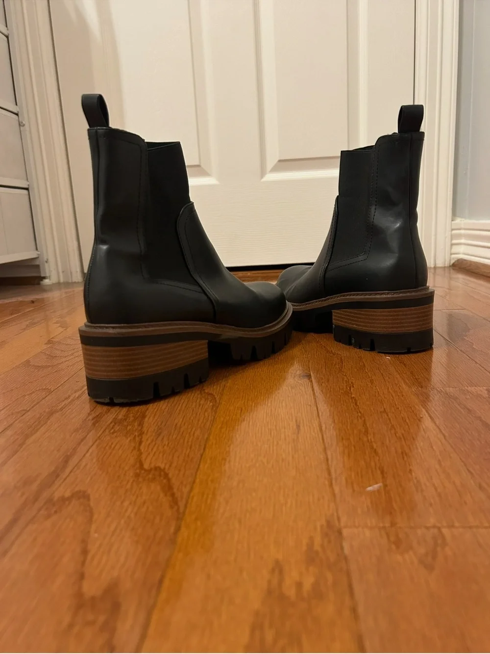 Black Chelsea Lug Sole Ankle Boots Women's Size 8.5 Modern Chunky Platform